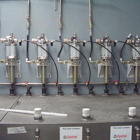 Ứng dụng máy bơm mỡ bôi trơn khí nén Raasm Italy